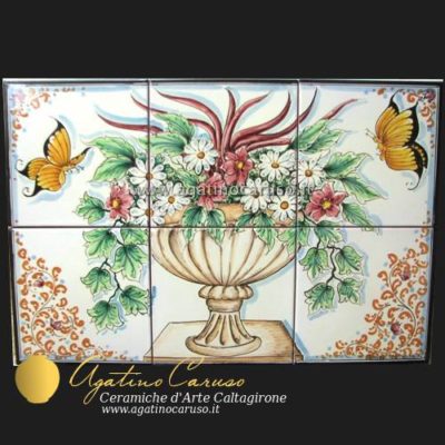 Pannello in ceramica di Caltagirone dipinta a mano. Fiori e farfalle