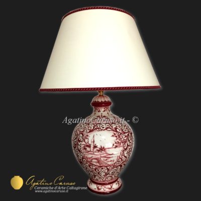 Lampada in ceramica di Caltagirone decorata a mano con decoro vegetale bordeaux e paesaggio centrale