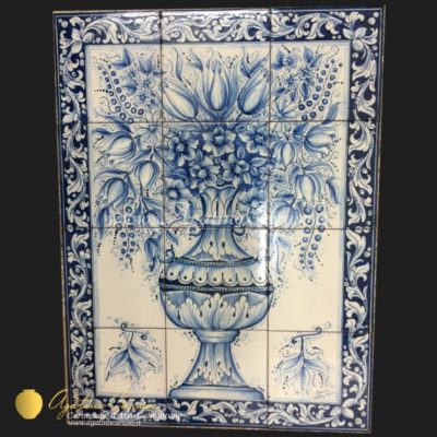 Pannello in ceramica dipinto a mano raffigurante vaso con fiori in monocromia blu cobalto