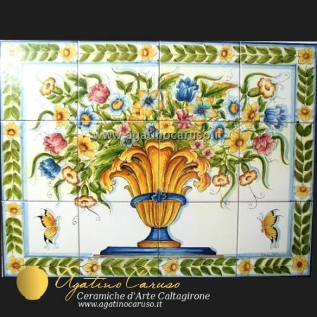 Pannello in ceramica di Caltagirone dipinta a mano. Vaso con fiori e farfalle
