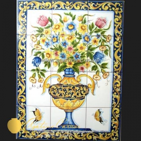 Pannello in ceramica di Caltagirone dipinta a mano. Vaso con fiori in policromia
