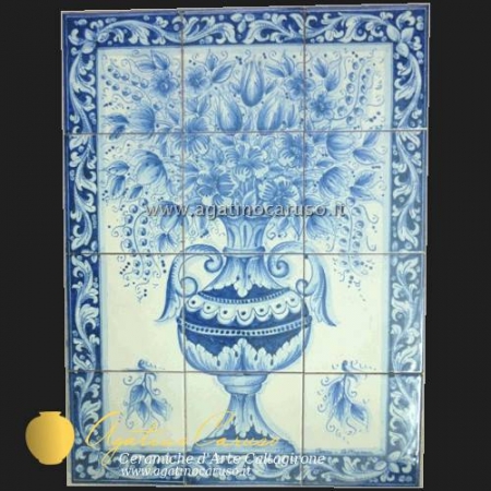 Pannello in ceramica di Caltagirone dipinta a mano. Vaso in monocromia blu